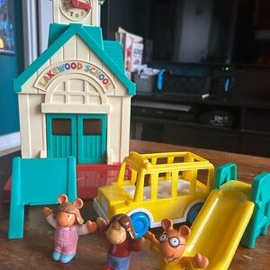 Arthur - PBS- Lakewood Elementsry School Playset with Yellow Bus and Figures